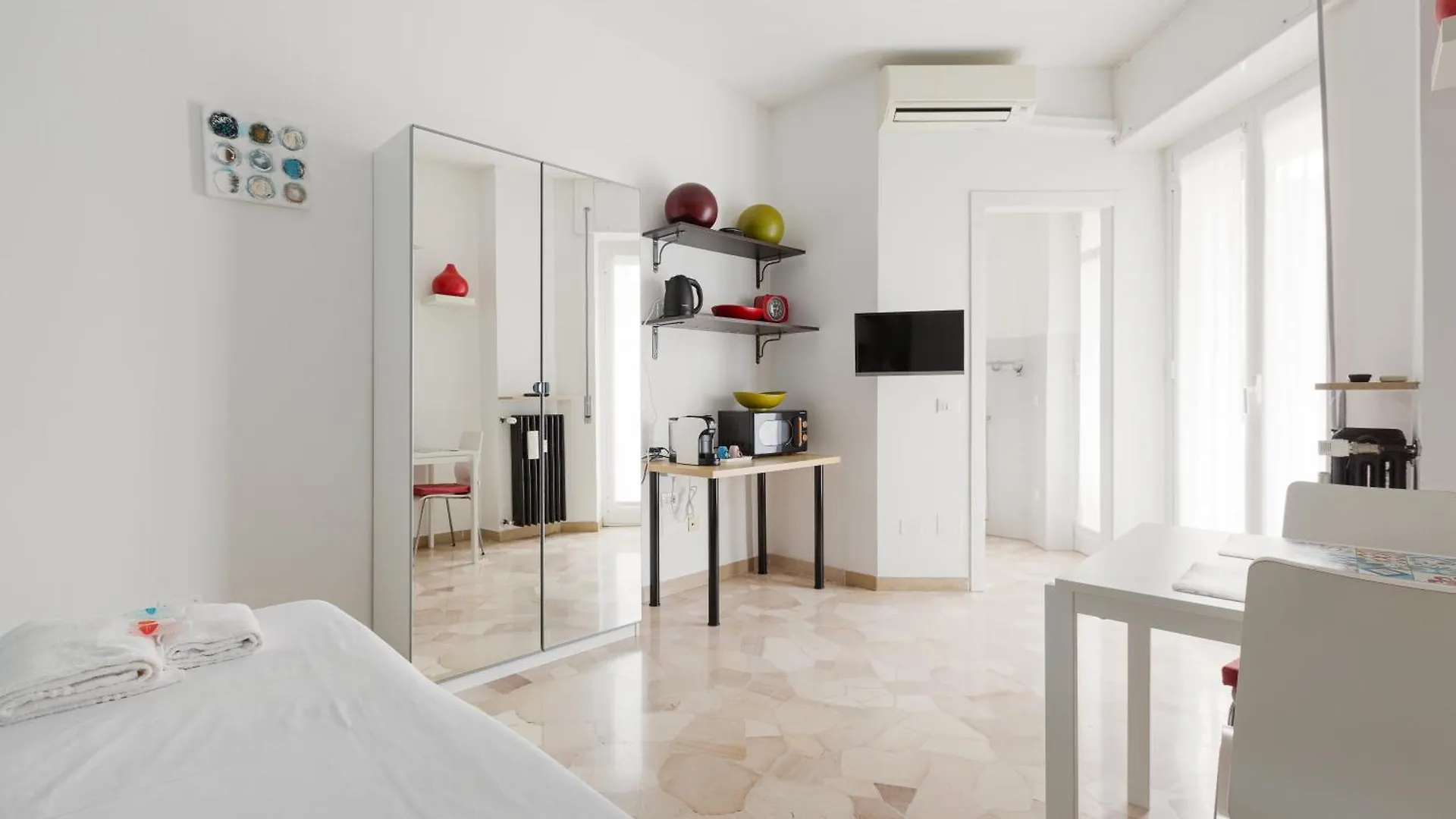 Lorenteggio-Piazza Frattini Balcony Apartment Milan