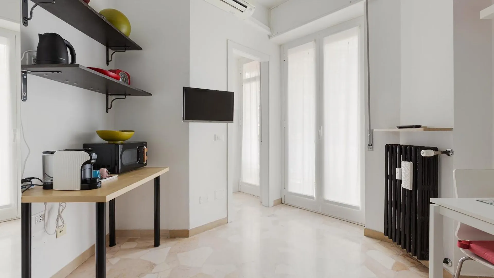 Lorenteggio-Piazza Frattini Balcony Apartment Milan Italy