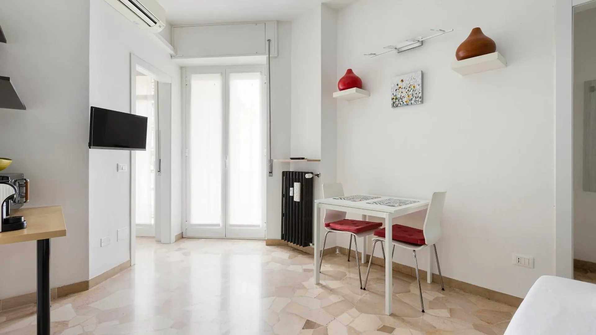 Lorenteggio-Piazza Frattini Balcony Apartment Milan