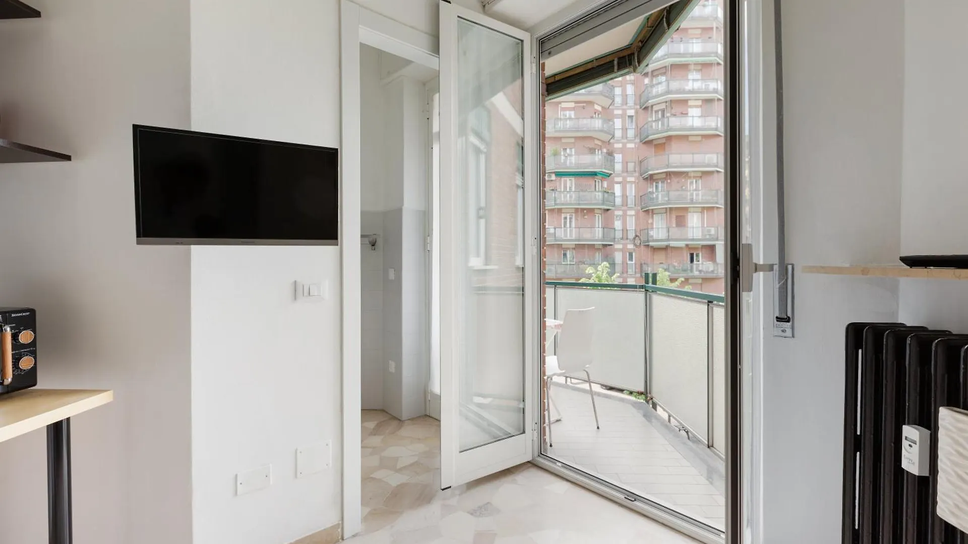 Lorenteggio-Piazza Frattini Balcony Apartment Milan Italy