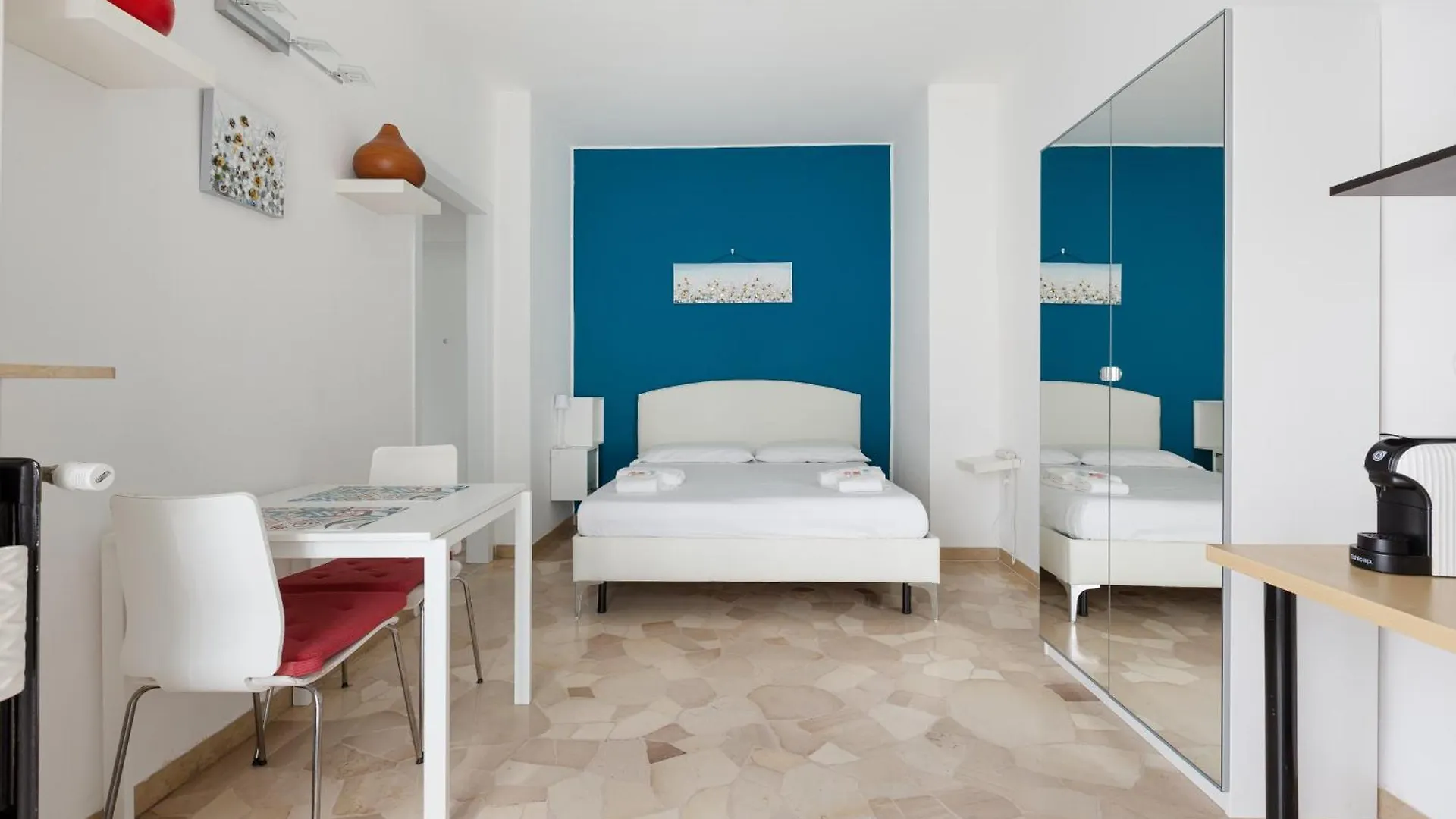 Lorenteggio-Piazza Frattini Balcony Apartment Milan