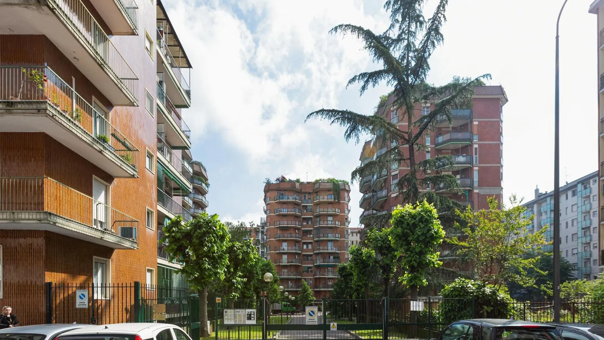 Lorenteggio-Piazza Frattini Balcony Apartment Milan