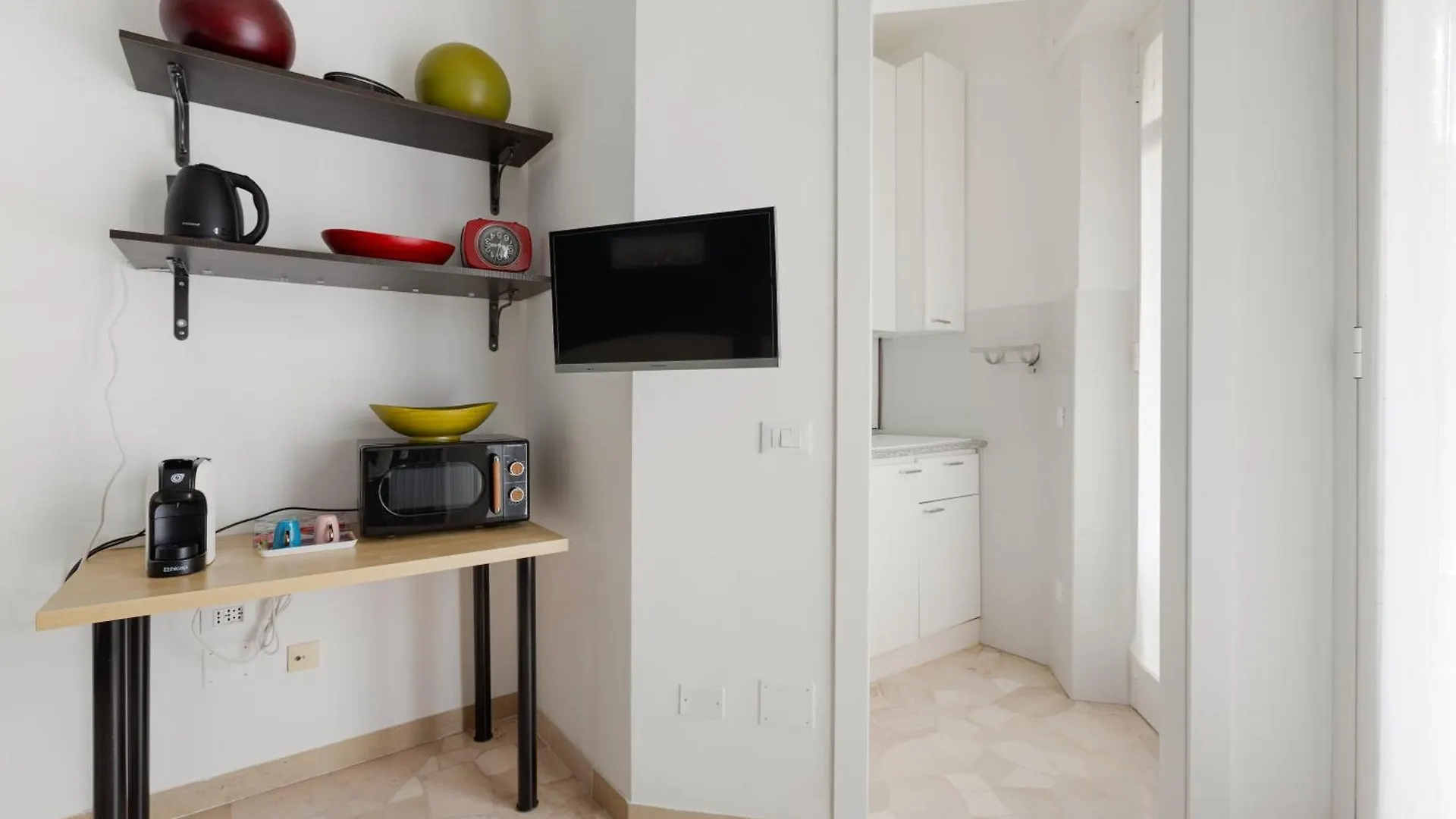 Lorenteggio-Piazza Frattini Balcony Apartment Milan