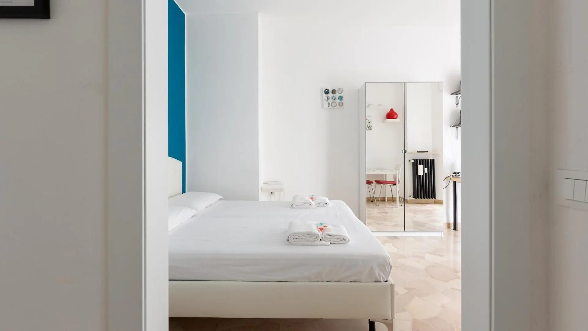 Lorenteggio-Piazza Frattini Balcony Apartment Milan Italy