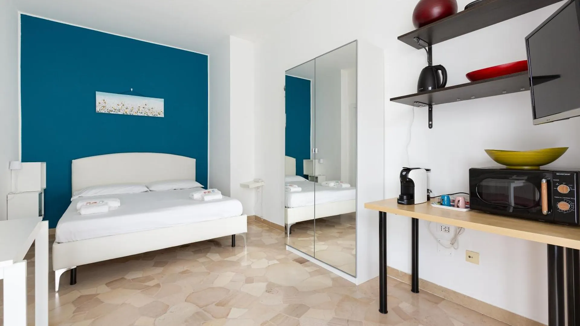 Lorenteggio-Piazza Frattini Balcony Apartment Milan 0*,  Italy