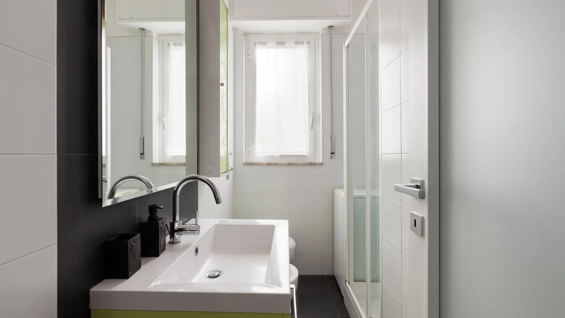Lorenteggio-Piazza Frattini Balcony Apartment Milan