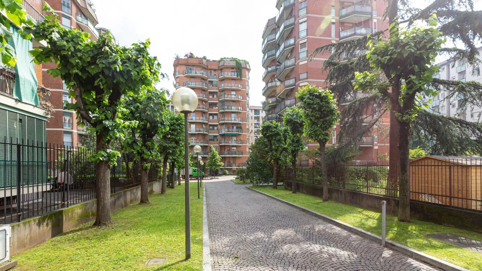 Lorenteggio-Piazza Frattini Balcony Apartment Milan Italy