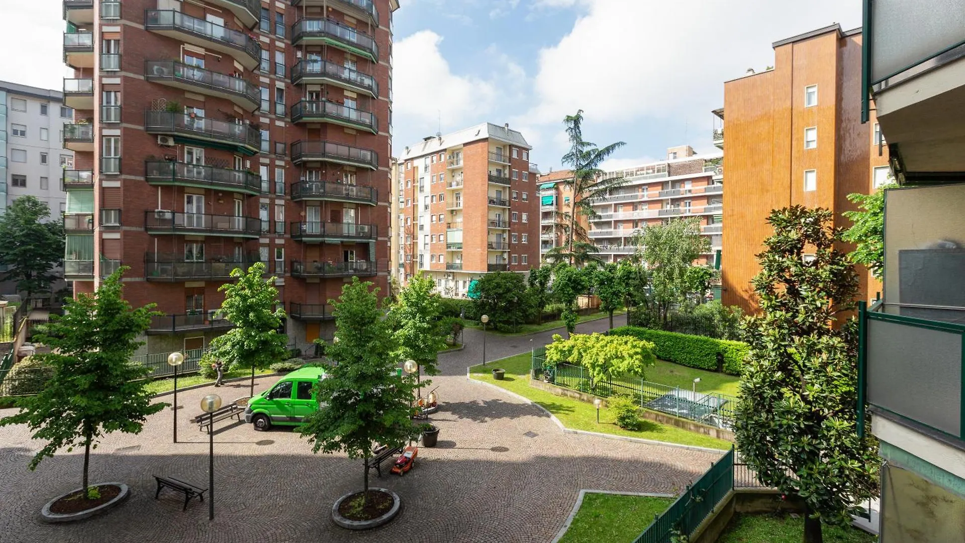 Lorenteggio-Piazza Frattini Balcony Apartment Milan