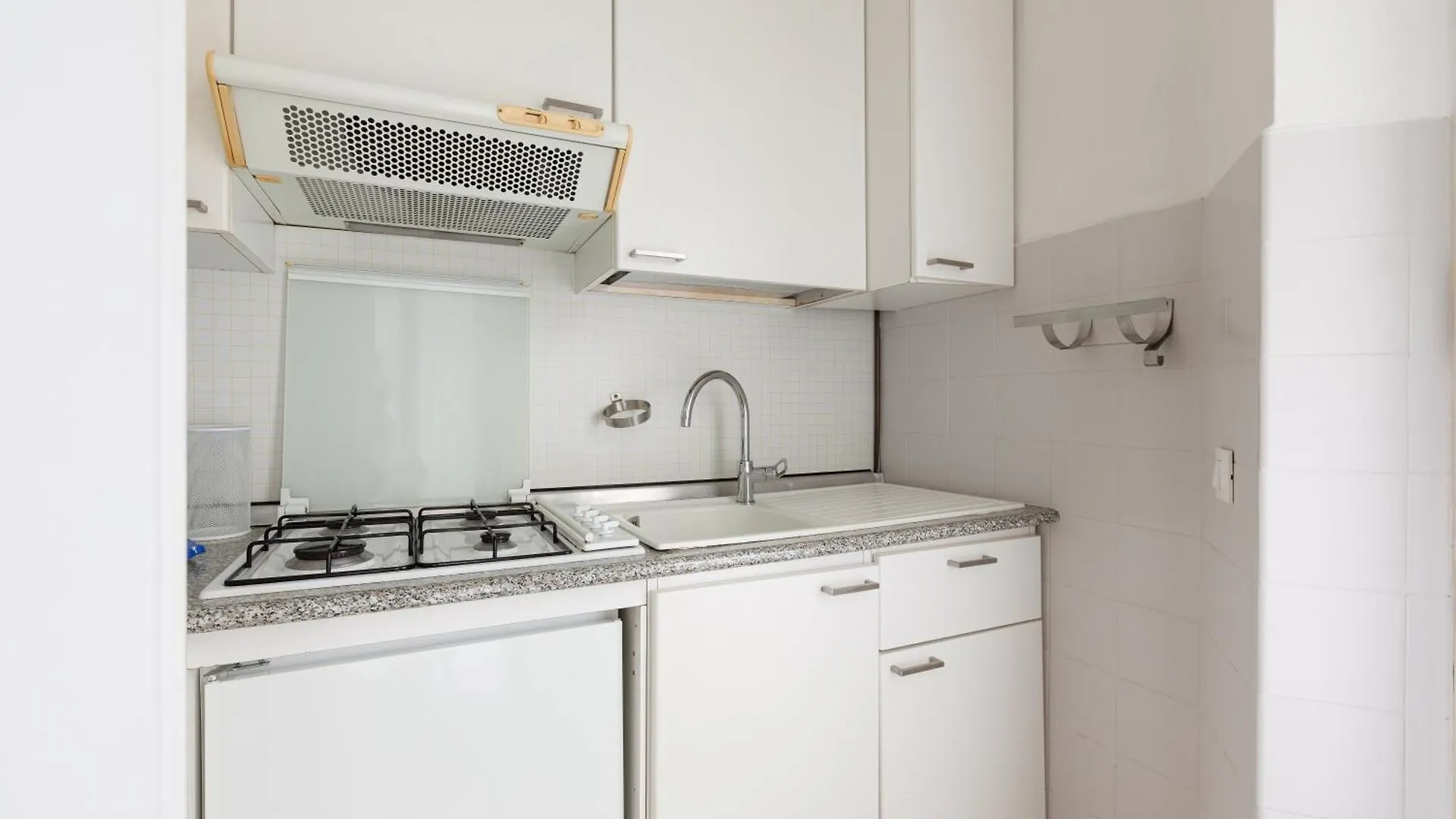 Lorenteggio-Piazza Frattini Balcony Apartment Milano